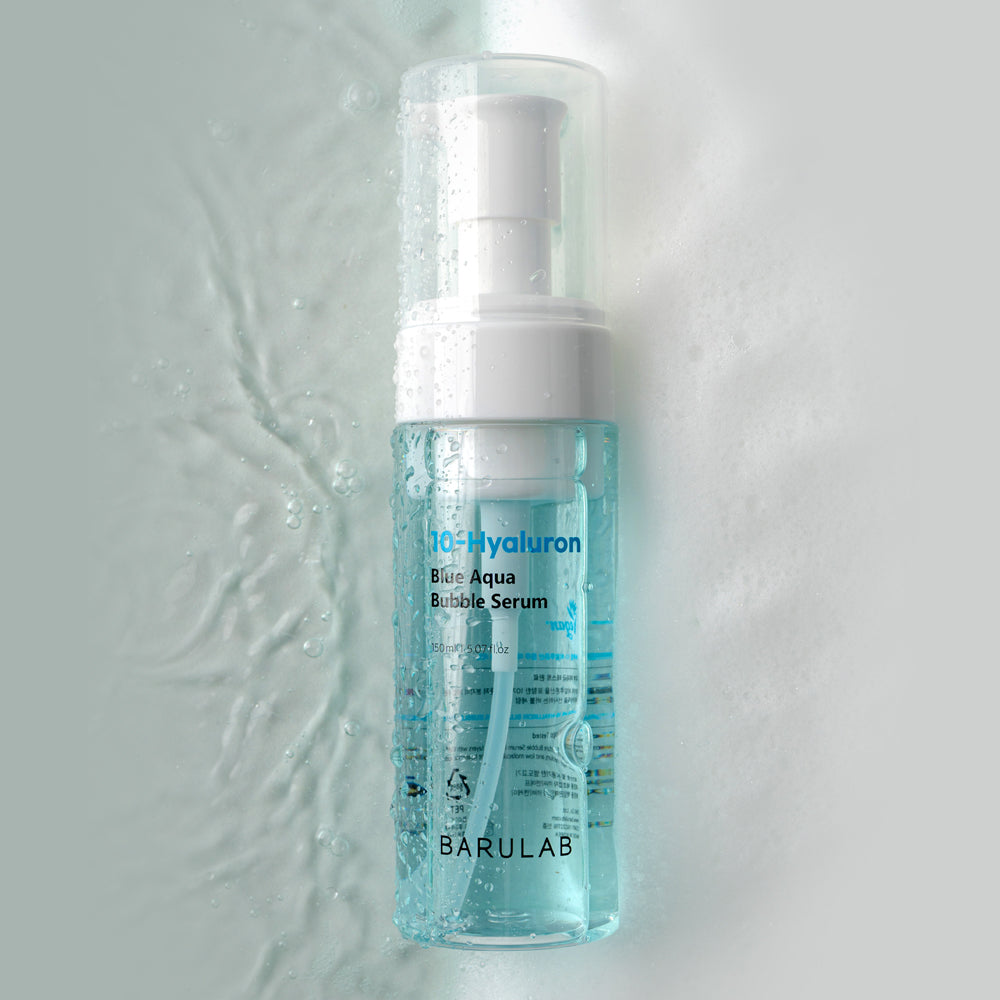 Décris l'image en français : BARULAB 10-Hyaluronic Acid Blue Aqua Bubble Serum, flacon bleu avec bulles d’eau sur fond clair.