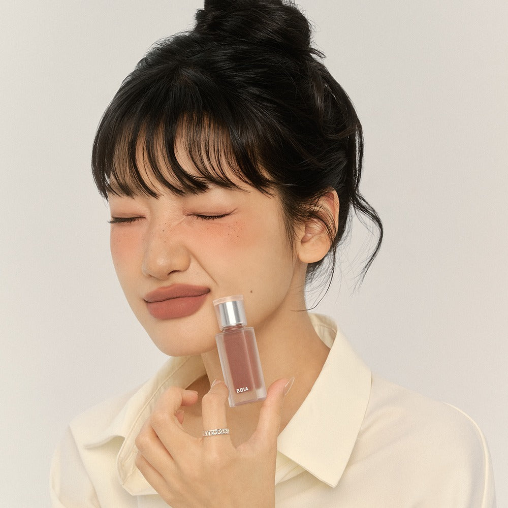BBIA Last Velvet Tint de BBIA, femme en photo tenant le produit sur fond clair, effet lèvres velours