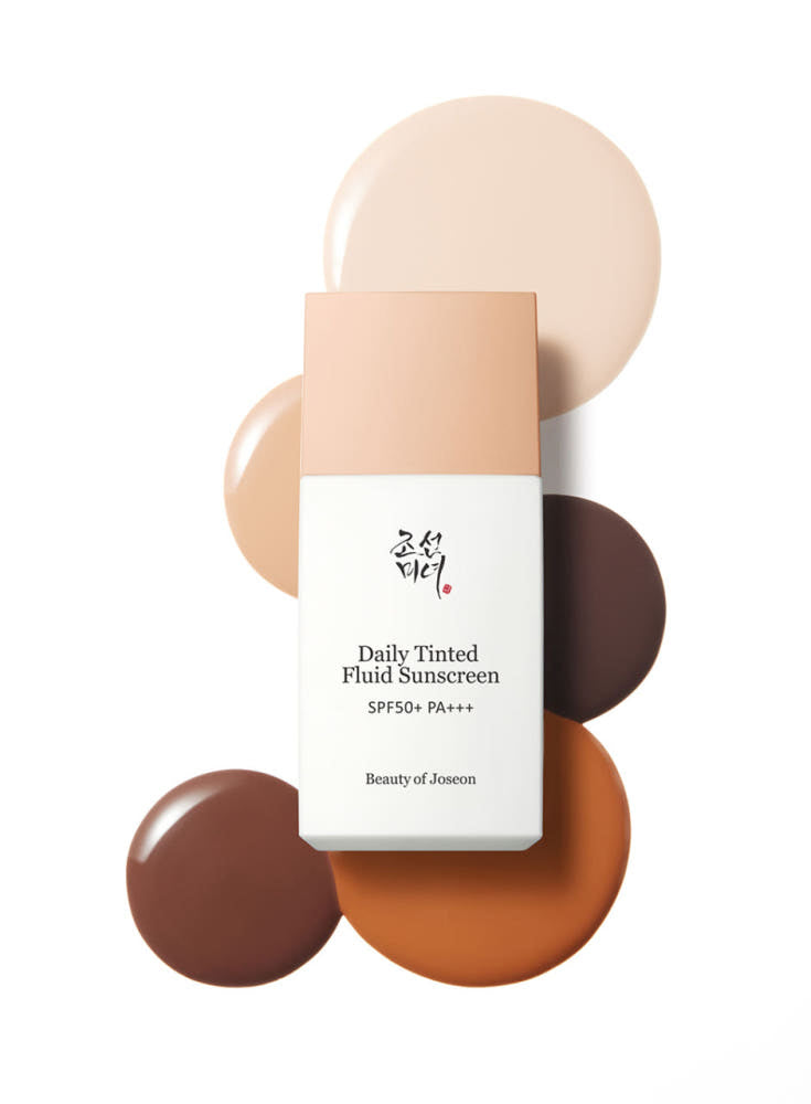 BEAUTY OF JOSEON Daily Tinted Fluid Sunscreen 50ml en flacon, avec empreintes de teinte sur fond clair, présentation produit.