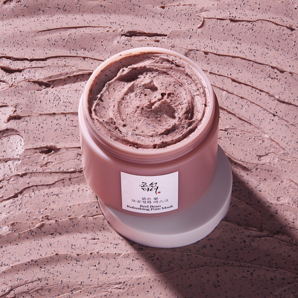 BEAUTY OF JOSEON Red Bean Refreshing Pore Mask 140ml, masque à l’argile/pêté rouge à côté d’un pot sur fond violet.