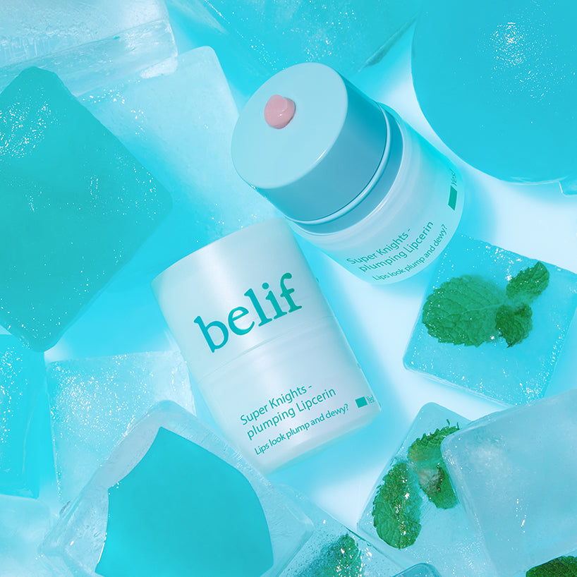 BELIF Super Knight Mint Plumping Lipcerine, produit de la marque belif sur fond bleu glacé, avec glaçons et herbes.