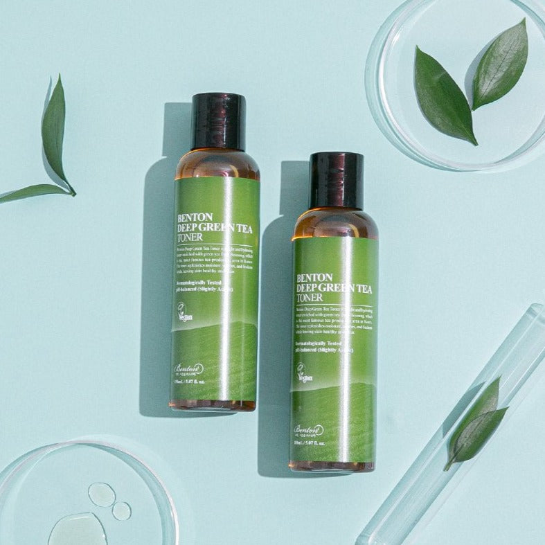 BENTON Deep Green Tea Toner 150ml : flacons vert thé sur fond bleu, feuilles et gel douche, soin visage