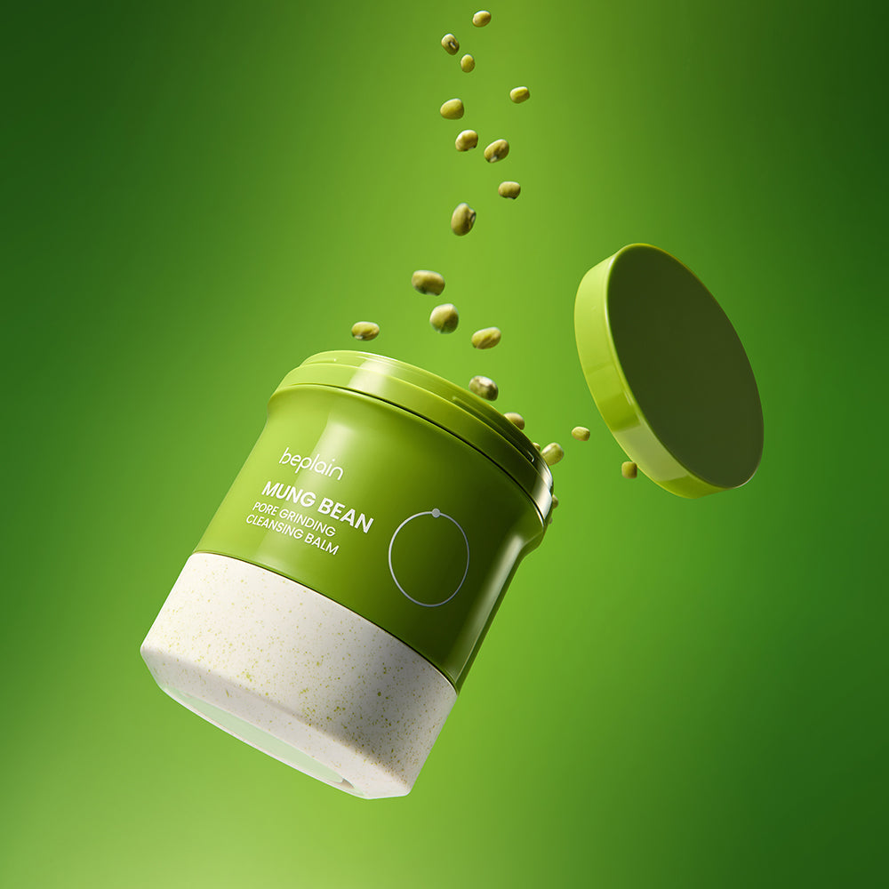 BEPLAIN Green Bean Pore Grinding Cleansing Balm, pot vert sur fond vert, des billes évoquant le nettoyage des pores.
