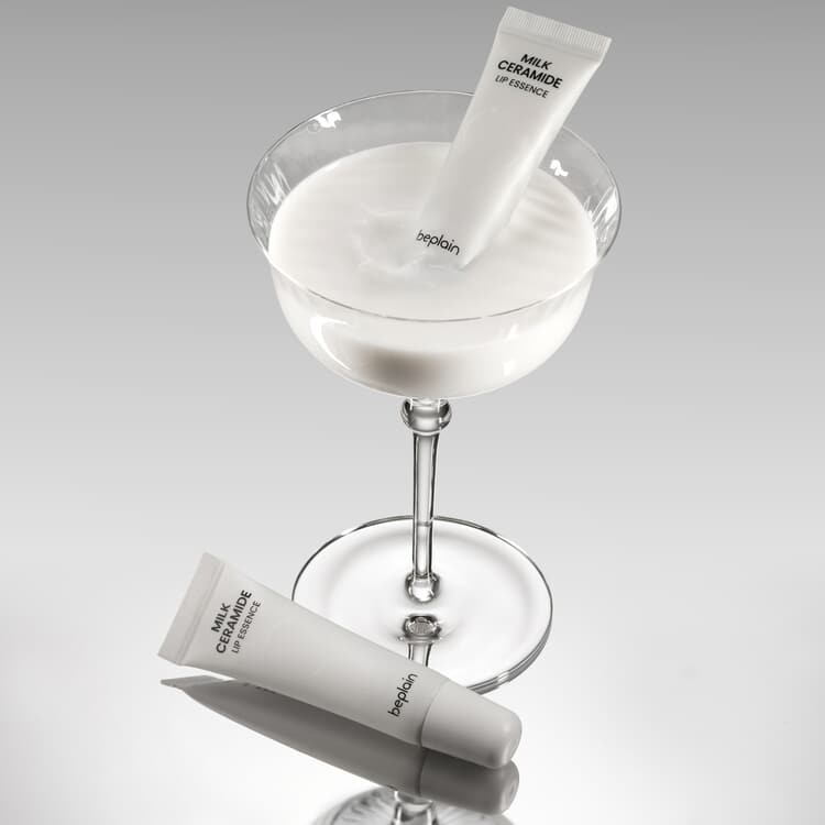 Crème BEPLAIN Milk Ceramide Lip Essence 10g exposée dans un verre, sur fond gris moderne, pour soin des lèvres hydratées.