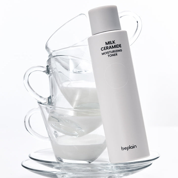BEPLAIN Milk Ceramide Moisturizing Toner 150ml devant des tasses de lait, hydratation et soin de la peau.