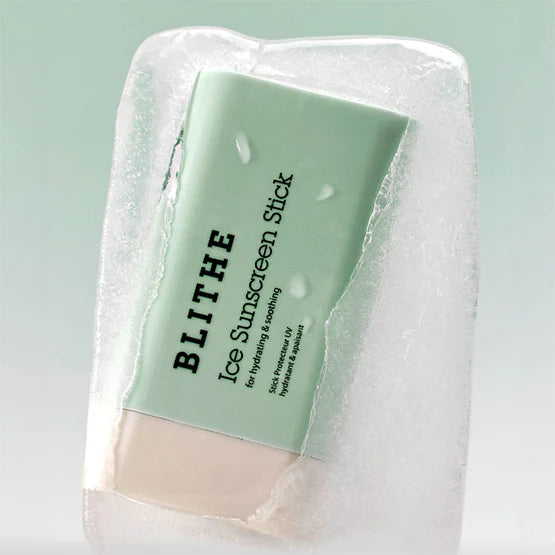 BLITHE Ice Sunscreen Stick, stick vert dans la glace, photo produit sur fond vert clair (marque BLITHE).
