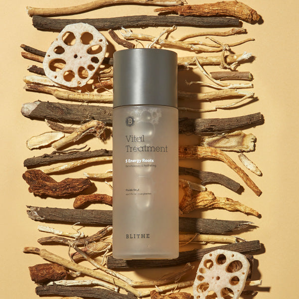 BLITHE Vital Treatment 5 Energy Roots 54ml/150ml, flacon sur fond d’écorces et racines, ambiance skincare premium.