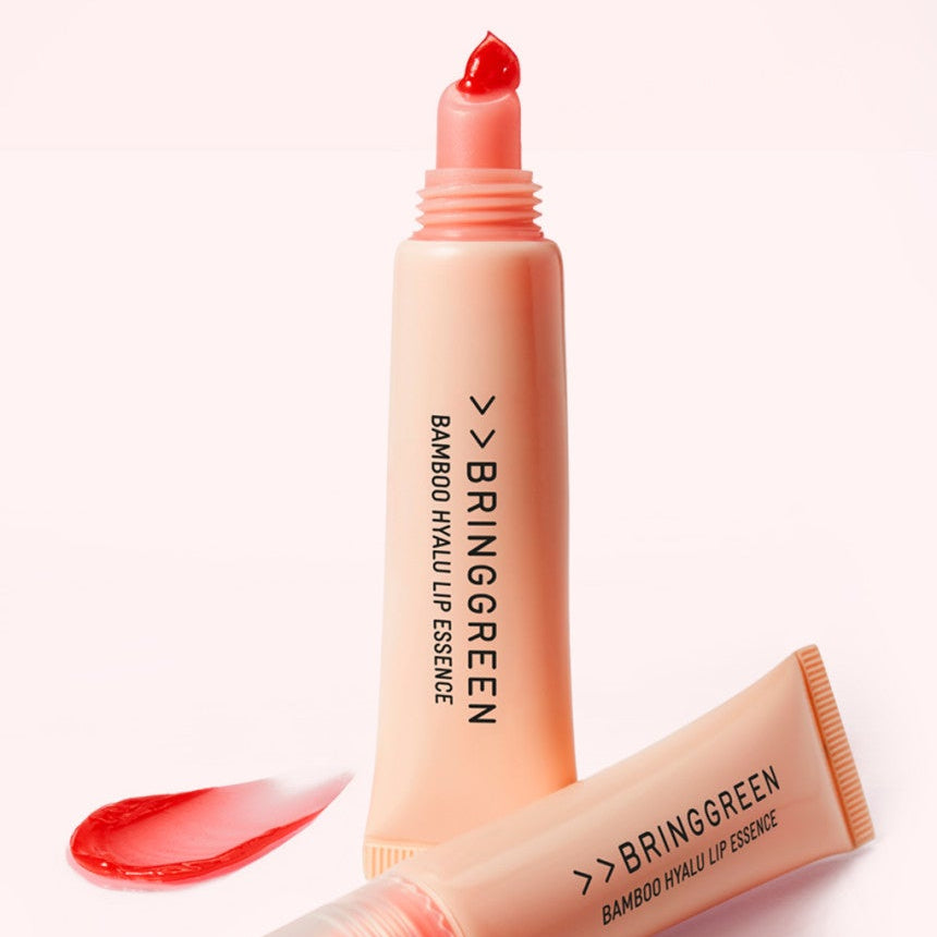 BRINGGREEN Bamboo Hyalu Lip Essence de la marque BRINGGREEN, tube à lèvres sur fond rose, vue produit.