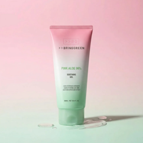 BRINGGREEN Pink Aloe 96% Soothing Gel 300ml, tube rose sur fond pastel, gel apaisant de la marque Bringgreen