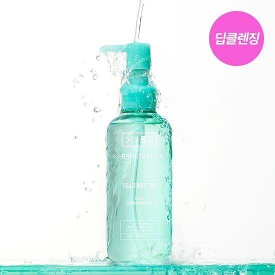 BRINGGREEN Tea Tree Cica Deep Cleansing Oil 200mL, flacon vert sous eau éclaboussures, marque BRINGGREEN en fond blanc