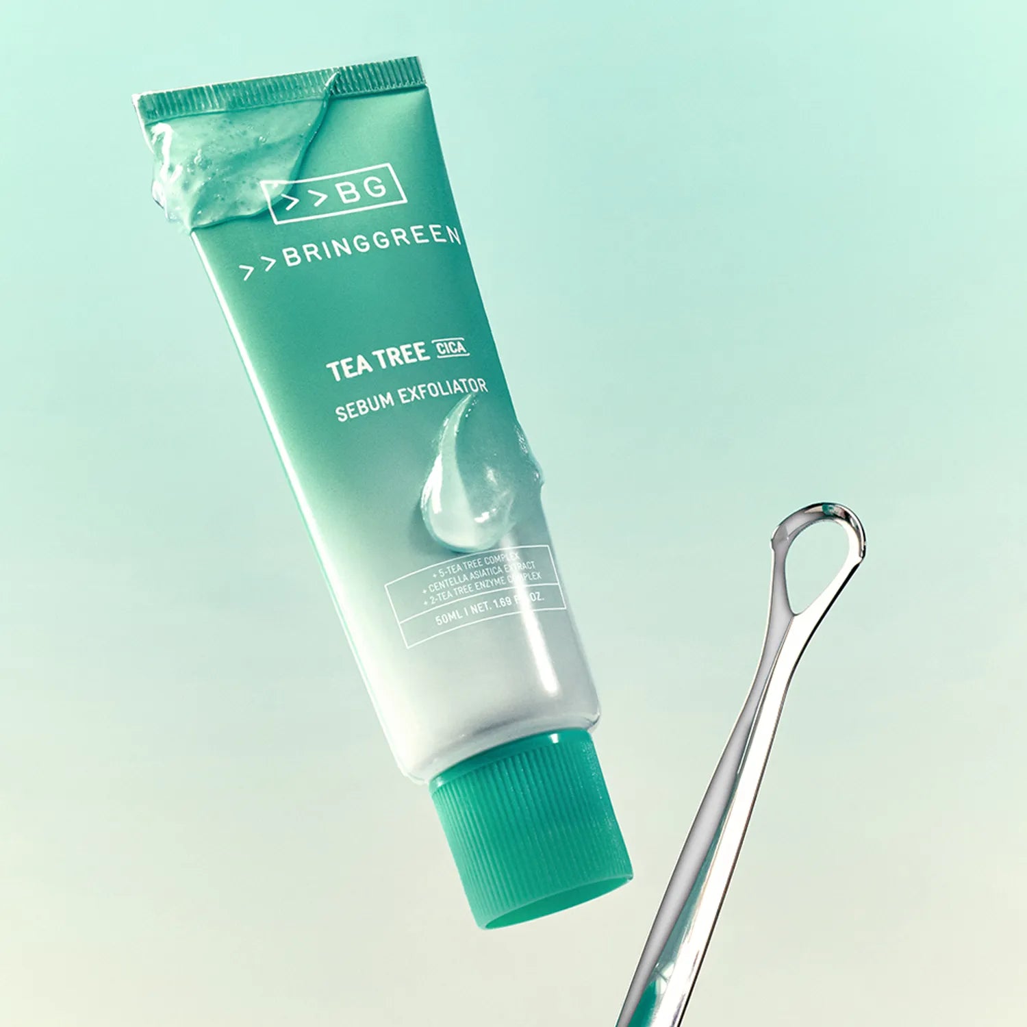 BRINGGREEN Tea Tree Cica Sebum Cleansing Gel 50ml, tube vert en gros plan, contexte skincare sur fond clair.