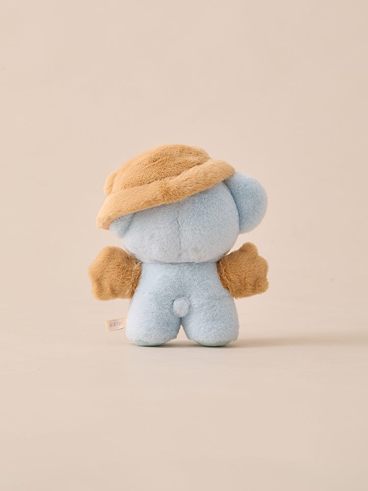 BT21 BABY COSTUME PLUSH CLOSET - RETRIEVER FLUFFY : peluche bébé Retriver en costume, sur fond beige, marque BT21/LINE FRIENDS.