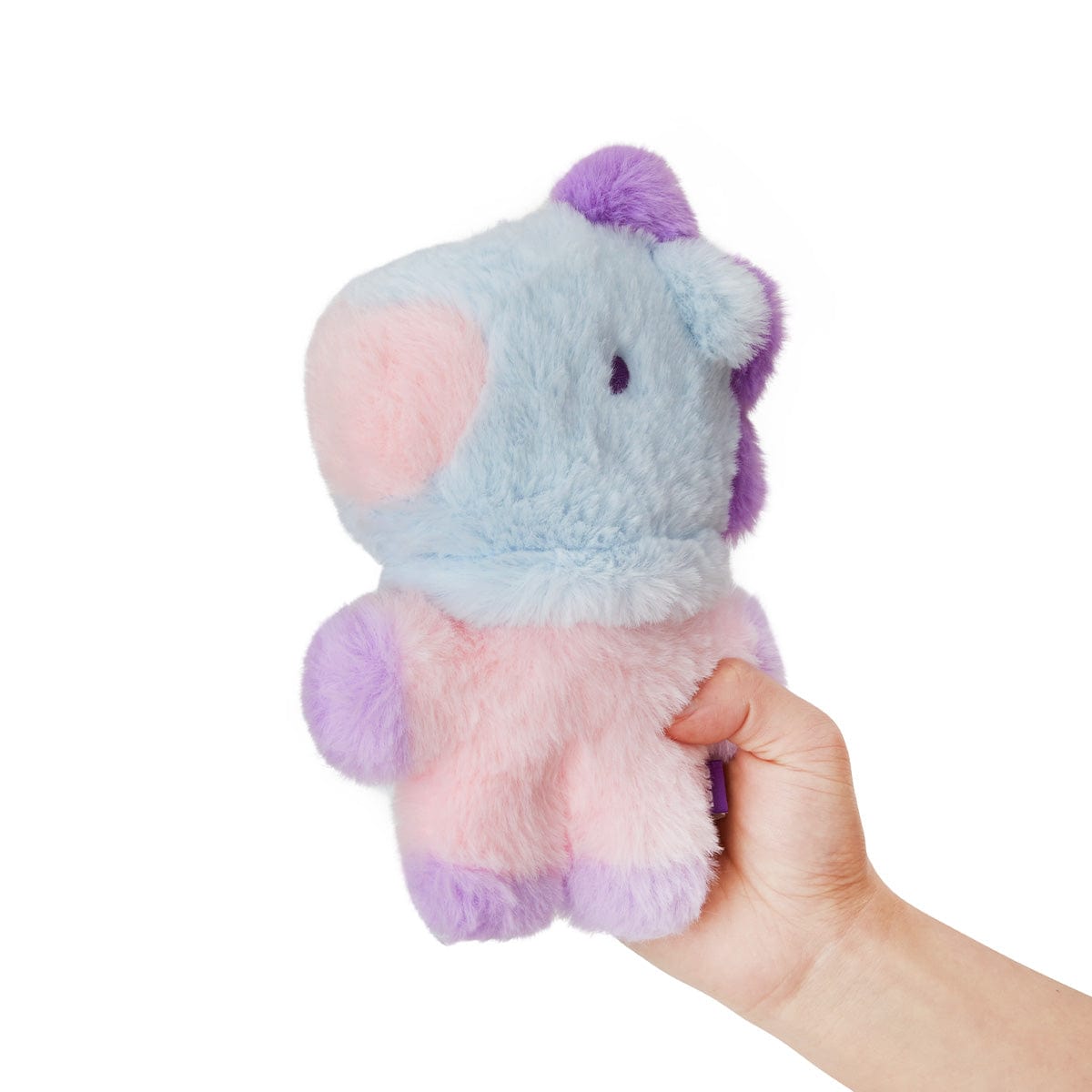 BT21 BABY MANG FLAT FUR STANDING DOLL PURPLE HEART EDITION : peluche Mang j-hope BTS, main tient, fond blanc.