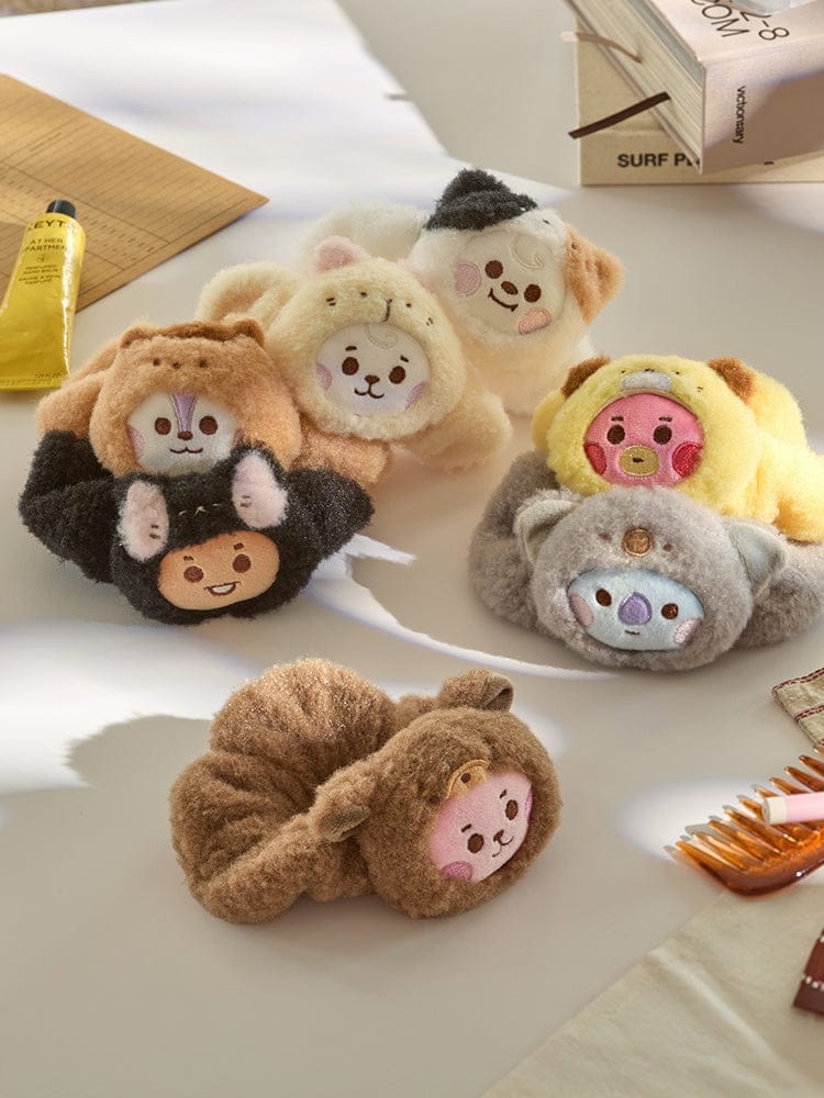 BT21 BABY MORE FLUFFY FACE PLUSH BAND, peluches de marque BT21 sur lit, visuels mignons de personnages.