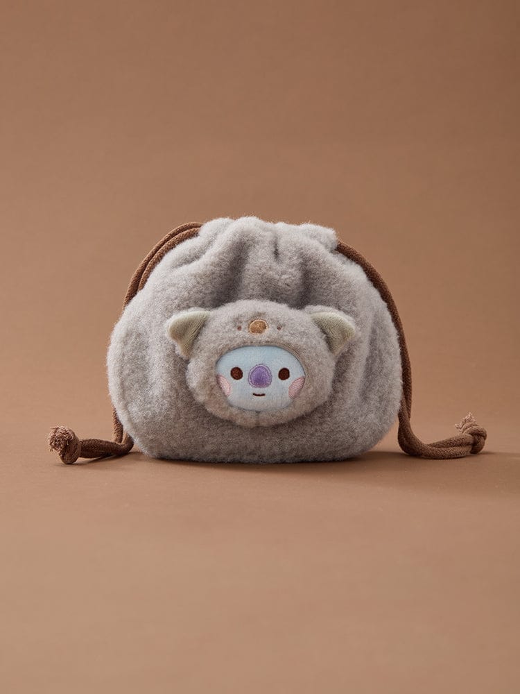 BT21 BABY MORE FLUFFY FACE PLUSH STRING POUCH, peluche grise avec visage mignon, fond beige, marque BT21/LINE FRIENDS