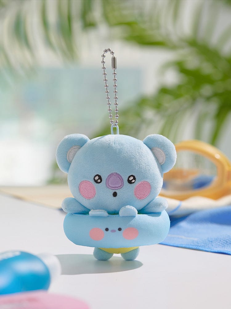 BT21 BABY PLUSH KEYRING SPLASH EDITION : porte-clés peluche bleu sur table, décor K-pop LINE FRIENDS, fan BTS