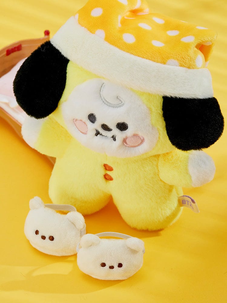 BT21 CHILL BREAK PLUSH CLOSET - HOMEWEAR : peluche déco de chambre, personnage jaune sur fond jaune, LINE FRIENDS x BTS