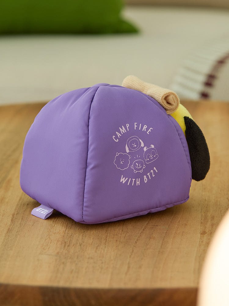 BT21 CHIMMY DOLL CAMPFIRE, peluche officielle LINE FRIENDS, petit chiot violet en tenue campfire sur table.