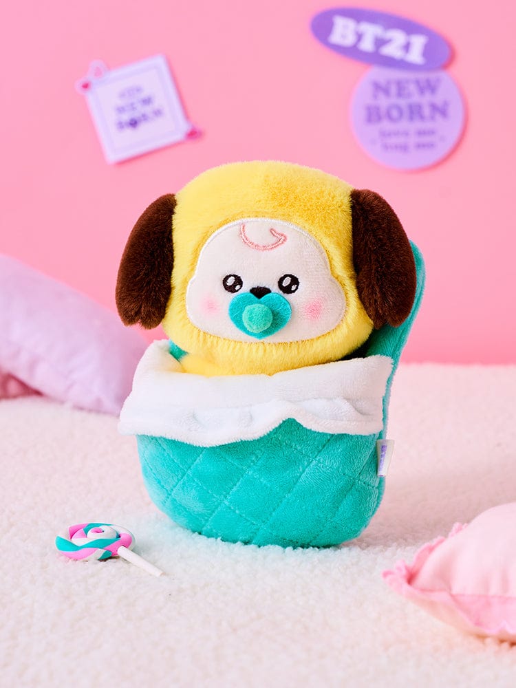 BT21 CHIMMY NEWBORN BABY PLUSH, peluche officielle sous licence sur fond rose, petit chiot mignon en décor chambre
