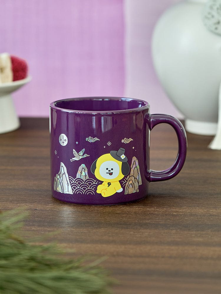 BT21 CHIMMY Premium K Edition Mother-of-pearl Graphic Mug (320ml), mug violet CHIMMY sur table bois, ambiance kawaii LINE FRIENDS.