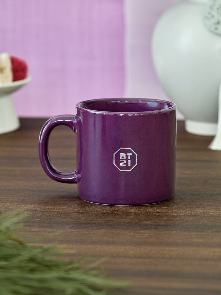 BT21 CHIMMY Premium K Edition Mother-of-pearl Graphic Mug (320ml) LINE FRIENDS, tasse violette avec CHIMMY sur table, ambiance kawaii