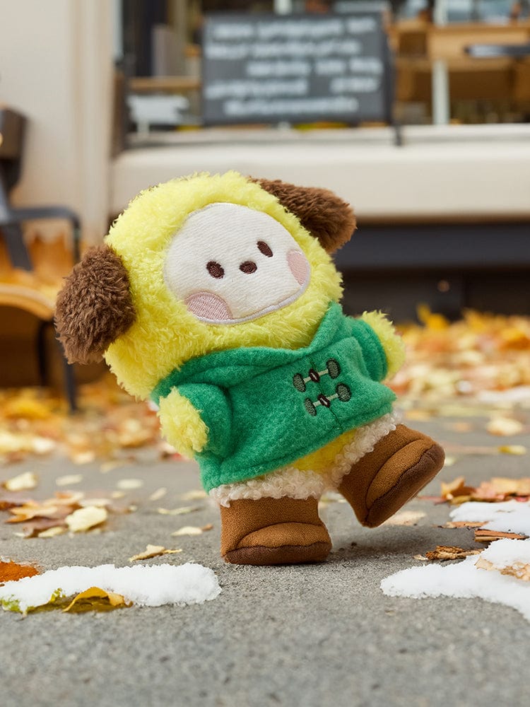 BT21 CHIMMY minini DOLL BOOTS EDITION : peluche CHIMMY aux couleurs vertes, décor automnal sur tapis, boutique.