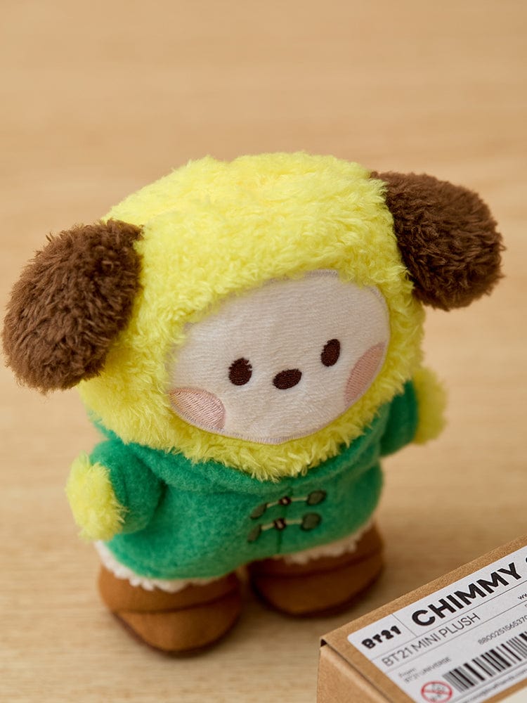 BT21 CHIMMY minini DOLL BOOTS EDITION, peluche CHIMMY en tenue verte jaune, sur bois, décor chambre
