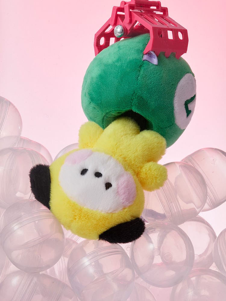 BT21 CHIMMY minini PLUSH LUCKY GATCHA : peluche CHIMMY sur fond rose, accrochée à un gacha décoratif, style mignon