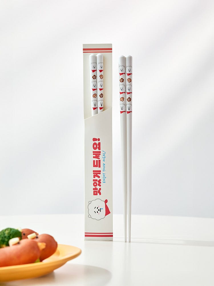BT21 CHOPSTICKS SOUVENIR LINE FRIENDS : baguettes kawaii aux personnages BTS, emballage blanc sur table, style souvenir.