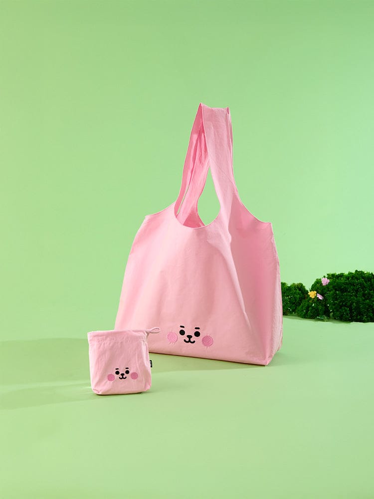 BT21 COOKY BABY BASIC ECO BAG, sac/pochette rose LINE FRIENDS avec COOKY, style enfant, fond vert, tenue décontractée.