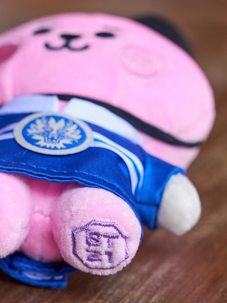 BT21 COOKY BABY PLUSH DOLL K-EDITION 2 : peluche officielle LINE, gros plan sur COOKY lapin rose en tenue bleue