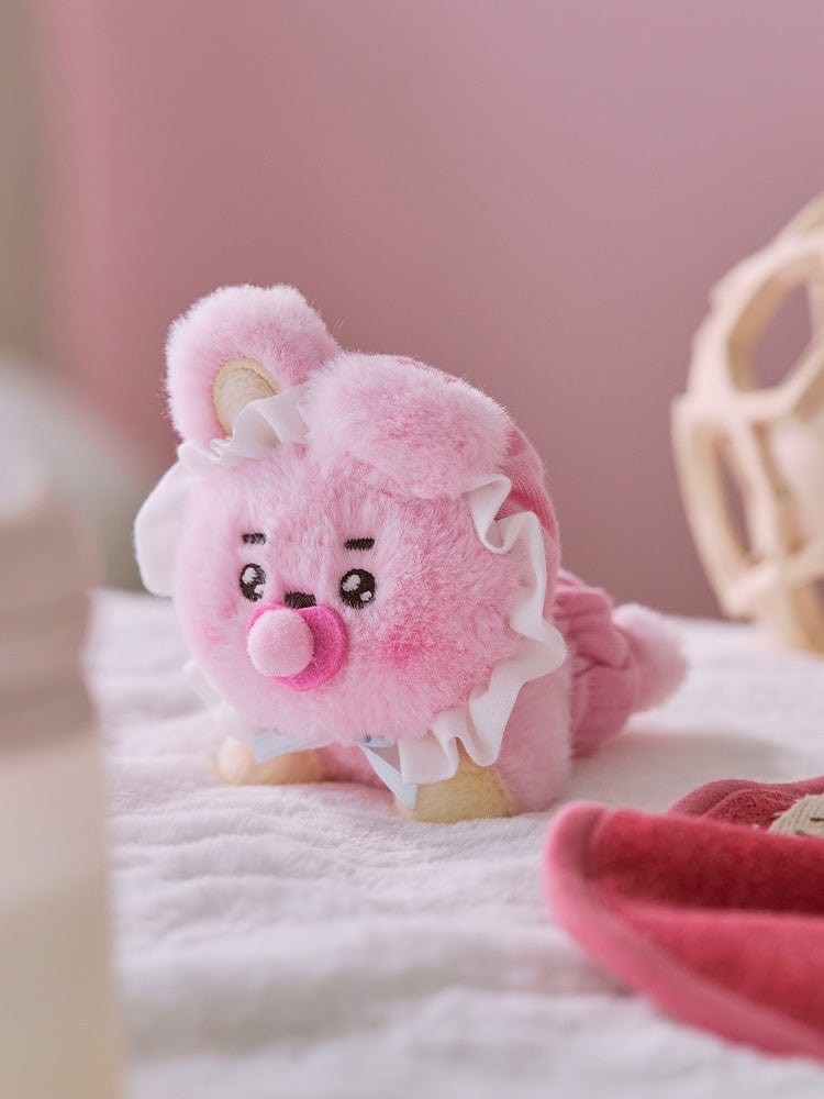 BT21 COOKY BABY PLUSH NEWBORN SEASON 2 peluche officielle LINE représentant COOKY, posée sur lit rose, décor chambre bébé