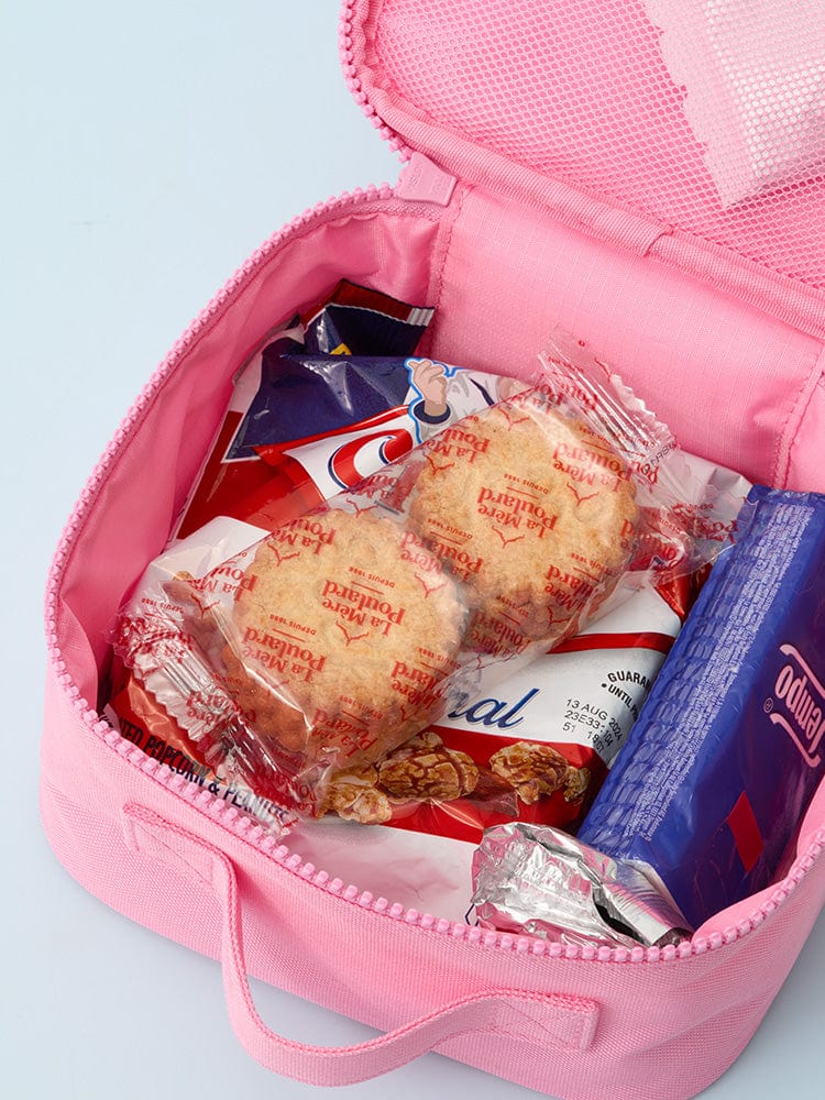 BT21 COOKY BASIC MULTI POUCH (M) LINE FRIENDS, pochette rose avec goûters à l’intérieur, détail ouvert sur fond clair.