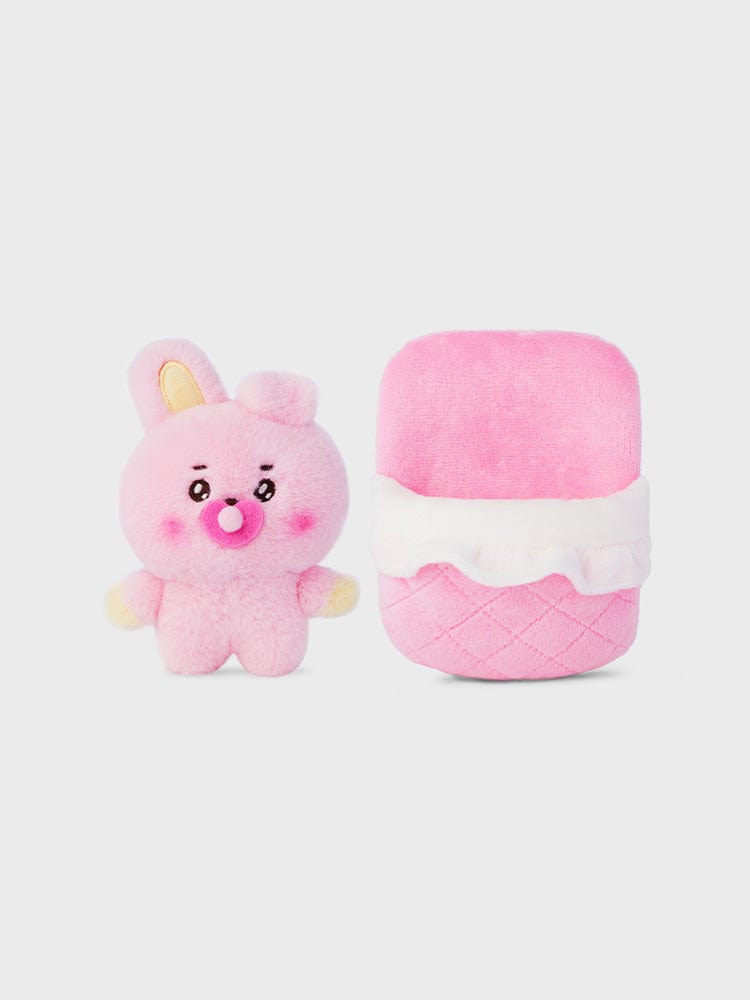 BT21 COOKY NEWBORN BABY PLUSH de LINE FRIENDS : peluche bébé lapin rose musclé, vue de face et de dos sur fond clair.