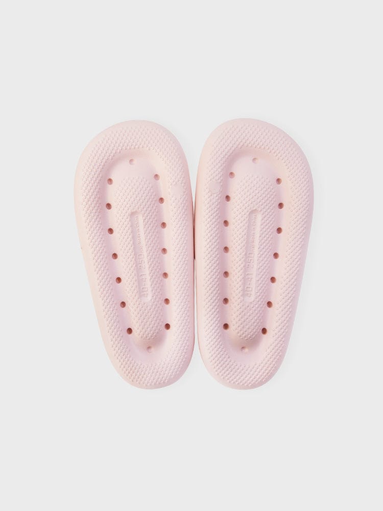 BT21 COOKY SLIPPERS ON THE CLOUD EDITION : chaussons roses LINE FRIENDS avec motifs COOKY, fond clair.