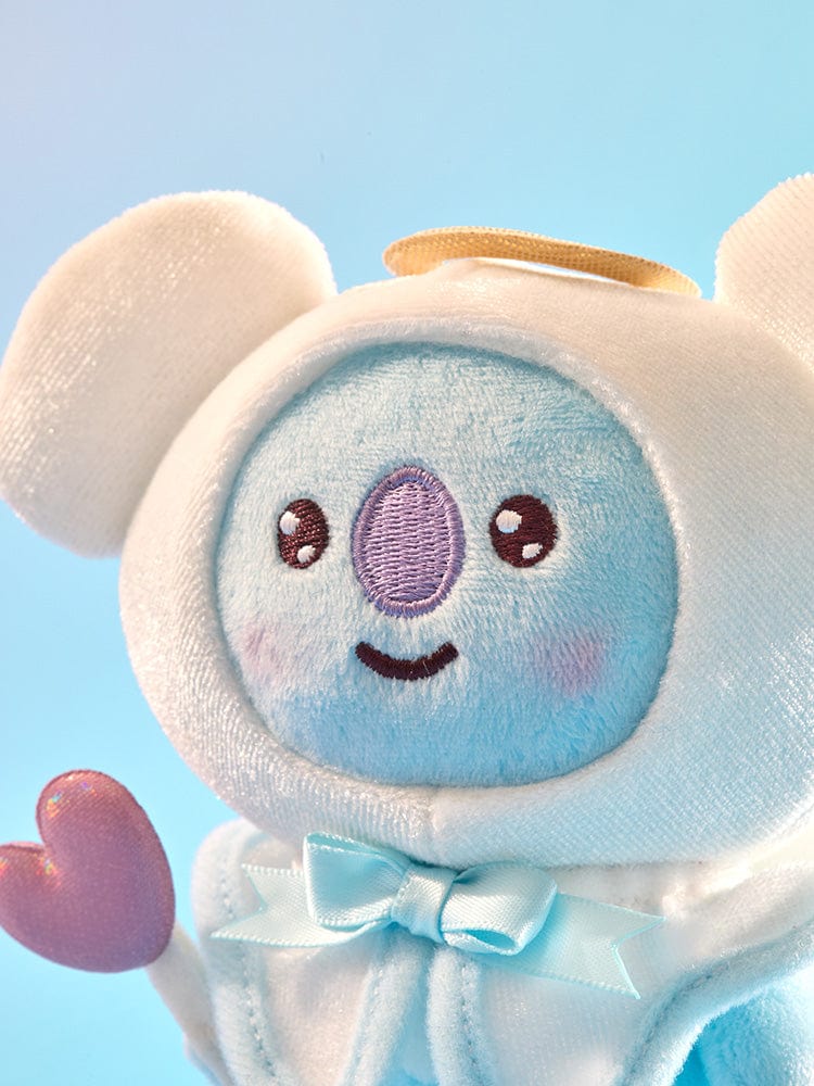 BT21 KOYA ANGEL PLUSH ANGEL & VILLAIN, peluche koala LINE FRIENDS en gros plan bleu ciel, décor ange et ruban