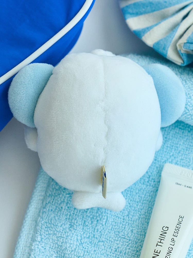 BT21 KOYA BABY MINI DOLL OCEAN FRIENDS : peluche koala RM BT21 sur plaid bleu océan, décor chambre, officielle