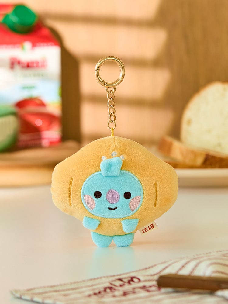 BT21 KOYA BABY PLUSH KEYRING BAKERY SHOP : porte-clés peluche KOYA sur étagère boulangerie, ambiance K-pop LINE FRIENDS.