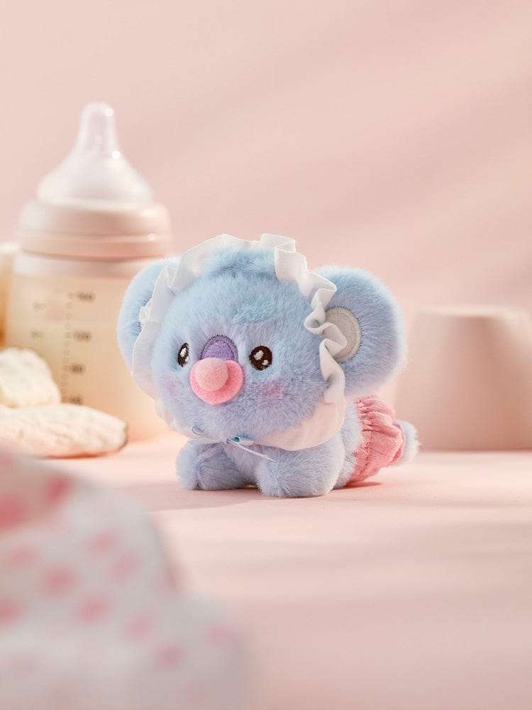 BT21 KOYA BABY PLUSH NEWBORN SEASON 2 : peluche KOYA koala LINE, bébé bleu, sur lit avec biberon, décor chambre.