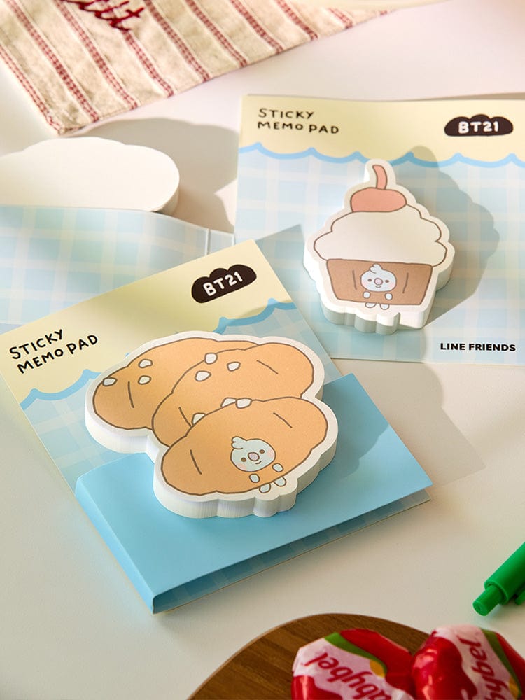 BT21 KOYA BABY STICKY MEMO NOTEPADS BAKERY SHOP : post-it KOYA koala LINE FRIENDS sur fond pâtisserie, vue produit.