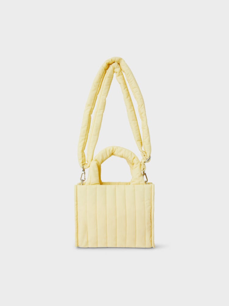 BT21 KOYA QUILTED BAG WITH FACE PLUSH BADGE WINTER EDITION, sac quilté jaune LINE FRIENDS sur fond blanc, style hiver