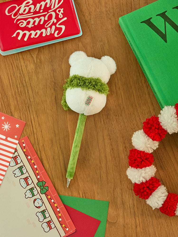 BT21 KOYA mini minini SNOWMAN PLUSH GEL PEN PETITE HOLIDAY : stylo peluche KOYA avec bonhomme de neige, sur fond bois