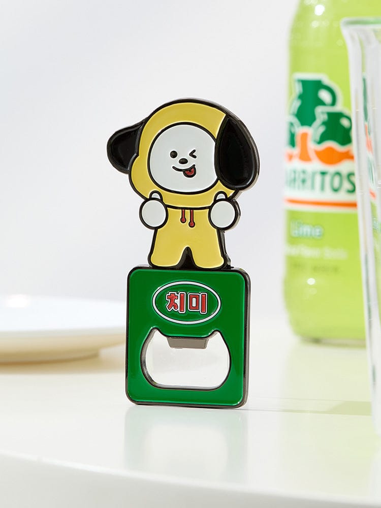 BT21 MAGNET OPENER SOUVENIR LINE FRIENDS : décapsuleur aimanté Chimmy en déco kawaii, sur table avec emballage vert