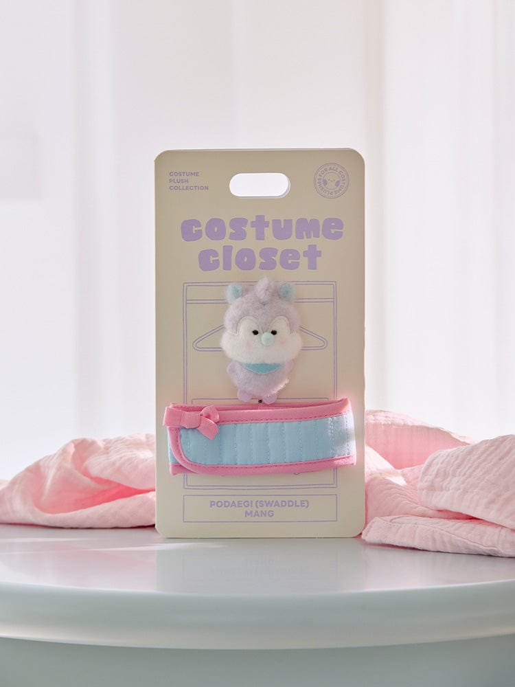 BT21 MANG BABY PLUSH CLOSET - BABY SLING NEWBORN SEASON 2 : peluche MANG, présentée sur étui en chambre bébé