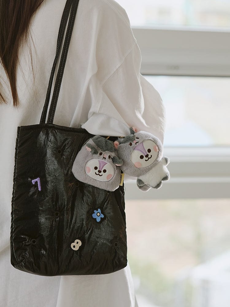 BT21 MANG BABY PLUSH KEYRING FLUFFY : porte-clés peluche MANG de LINE FRIENDS sur sac noir, ambiance K-pop.