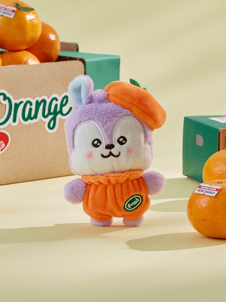 BT21 MANG BABY PLUSH ORANGE PARTY, peluche orange de MANG de BTS, décor cadeau sur table beige, sous licence LINE