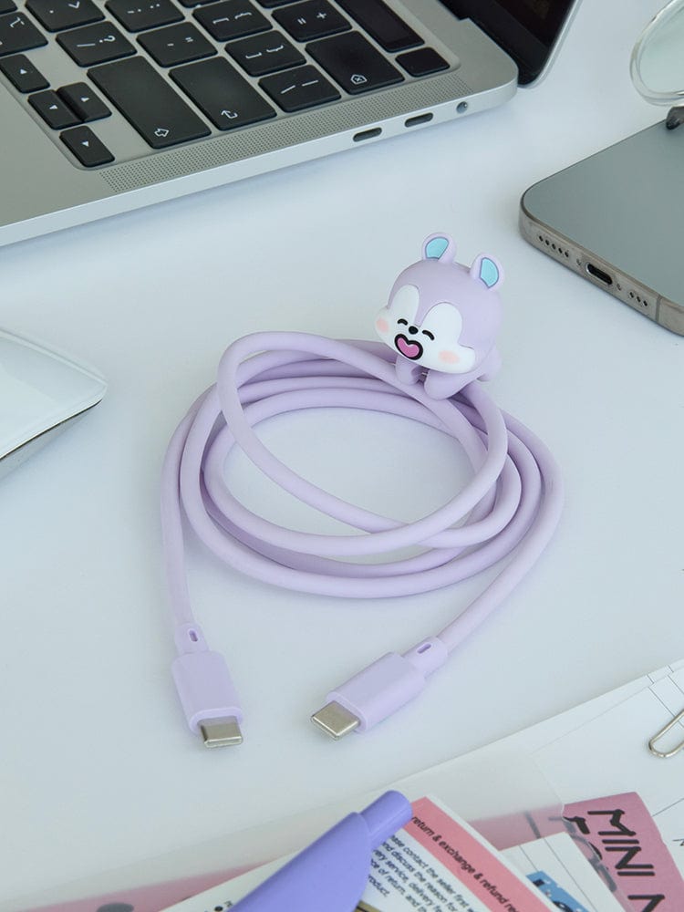 BT21 MANG BASIC USB C CABLE officiel LINE FRIENDS, câble mauve avec connecteurs sur un bureau près d’un ordinateur