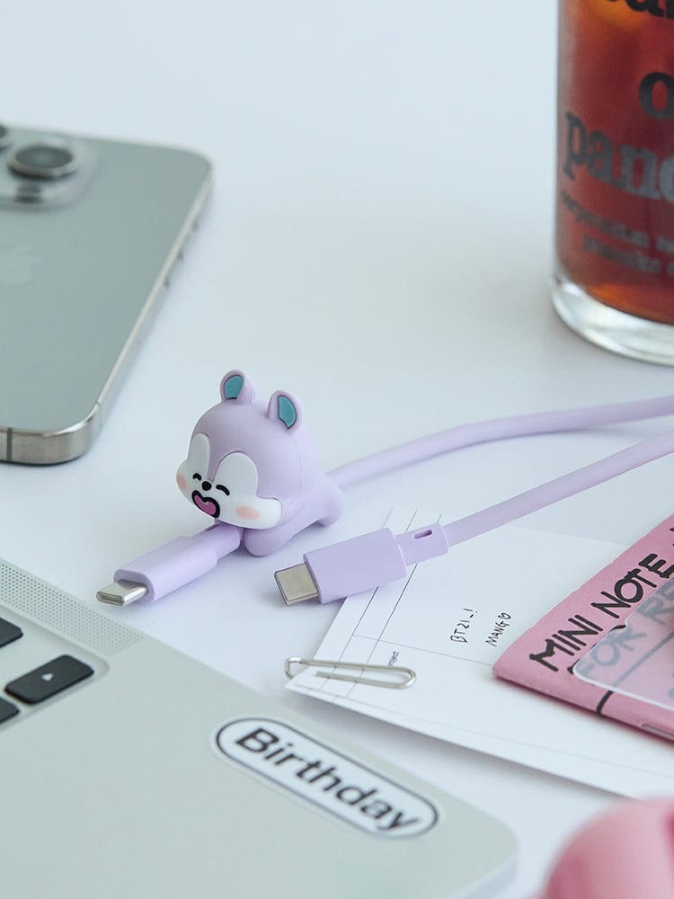 BT21 MANG BASIC USB C CABLE officiel LINE FRIENDS : câble USB-C violet avec figurine MANG sur bureau d’anniversaire