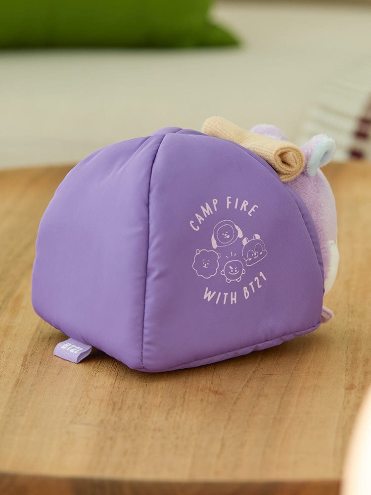 BT21 MANG DOLL CAMPFIRE, peluche MANG LINE FRIENDS en casque violet, sur table, ambiance campfire