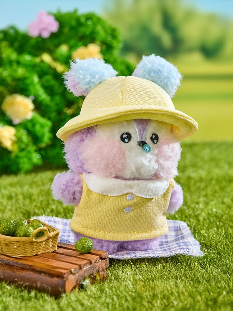 BT21 MANG mini minini PLUSH PICNIC MATE : peluche MANG en pique-nique, chapeau jaune, décor jardin vert, marque BT21
